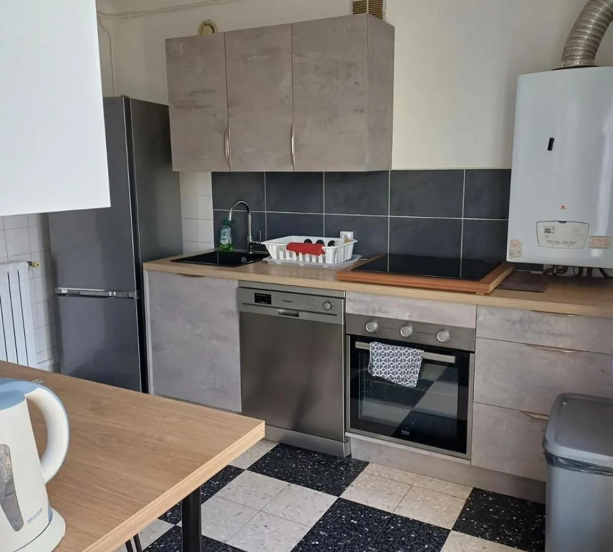 3 chambres, bien placé, calme et spacieux avec balcon et parking Avignon France